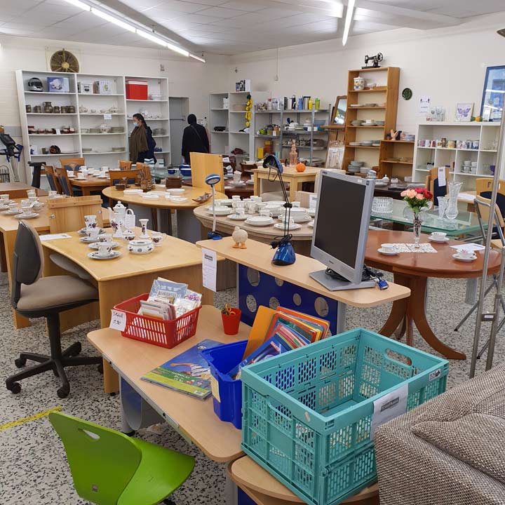 Sozialkaufhaus Reinfeld - Blick ins Kaufhaus auf Tische und Geschirr