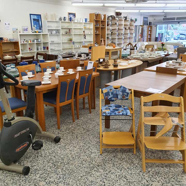 Sozialkaufhaus Reinfeld - Küchentische und Stühle im Kaufhausbereich