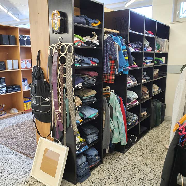 Sozialkaufhaus Reinfeld - Regal mit Kleidung