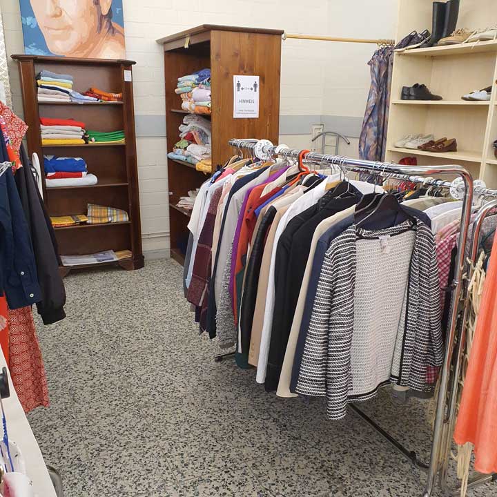 Sozialkaufhaus Reinfeld - Hemden, Blusen und Strickjacken