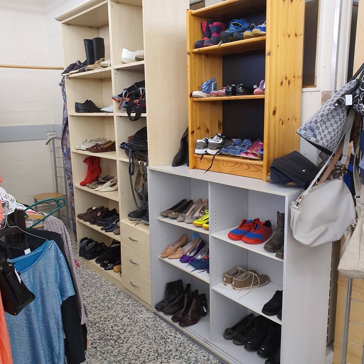 Sozialkaufhaus Reinfeld - Regal mit Schuhen