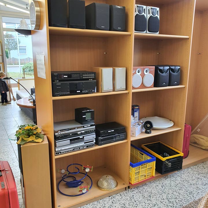 Sozialkaufhaus Reinfeld - Regal mit technischen Geräten