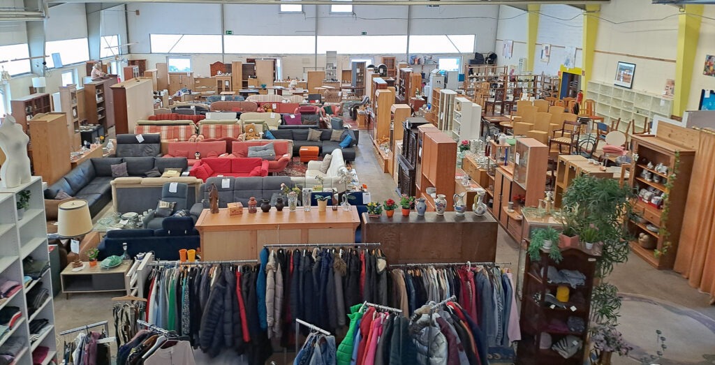 Sozialkaufhaus Ahrensburg - Blick von oben in die Halle, mittig