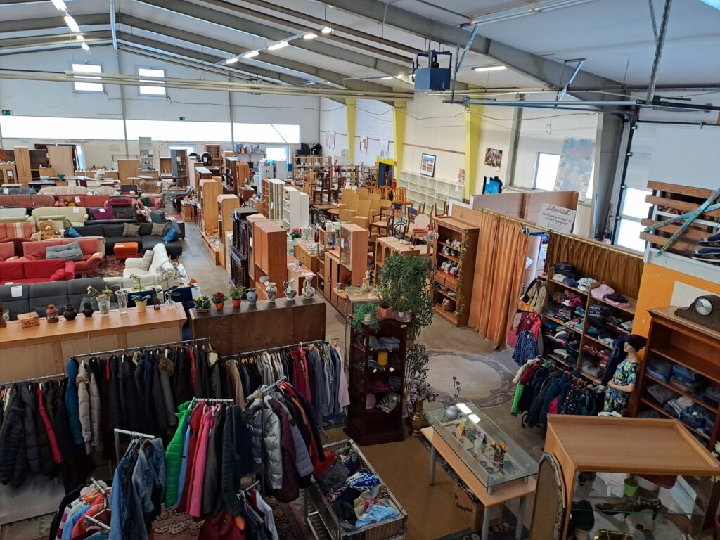 Sozialkaufhaus Ahrensburg - Blick von oben in die Halle, rechts