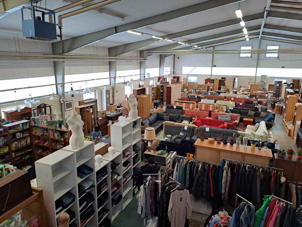 Sozialkaufhaus Ahrensburg - Blick von oben in die Halle, halblinks