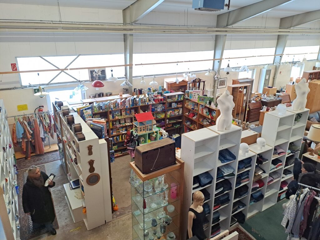 Sozialkaufhaus Ahrensburg - Blick von oben in die Halle, links