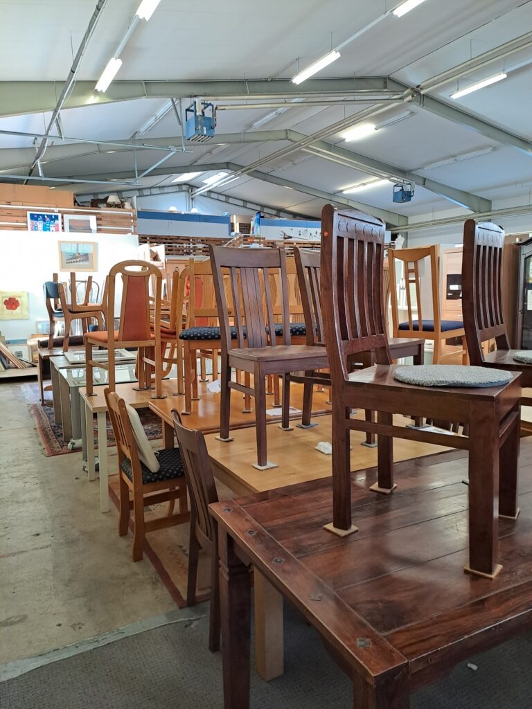 Sozialkaufhaus Ahrensburg - Blick auf unser Angebot für Stühle und Tische