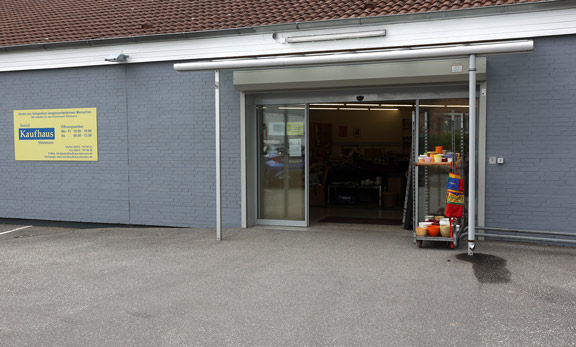 Sozialkaufhaus Reinfeld - Ansicht außen, Eingangsbereich vom Parkplatz